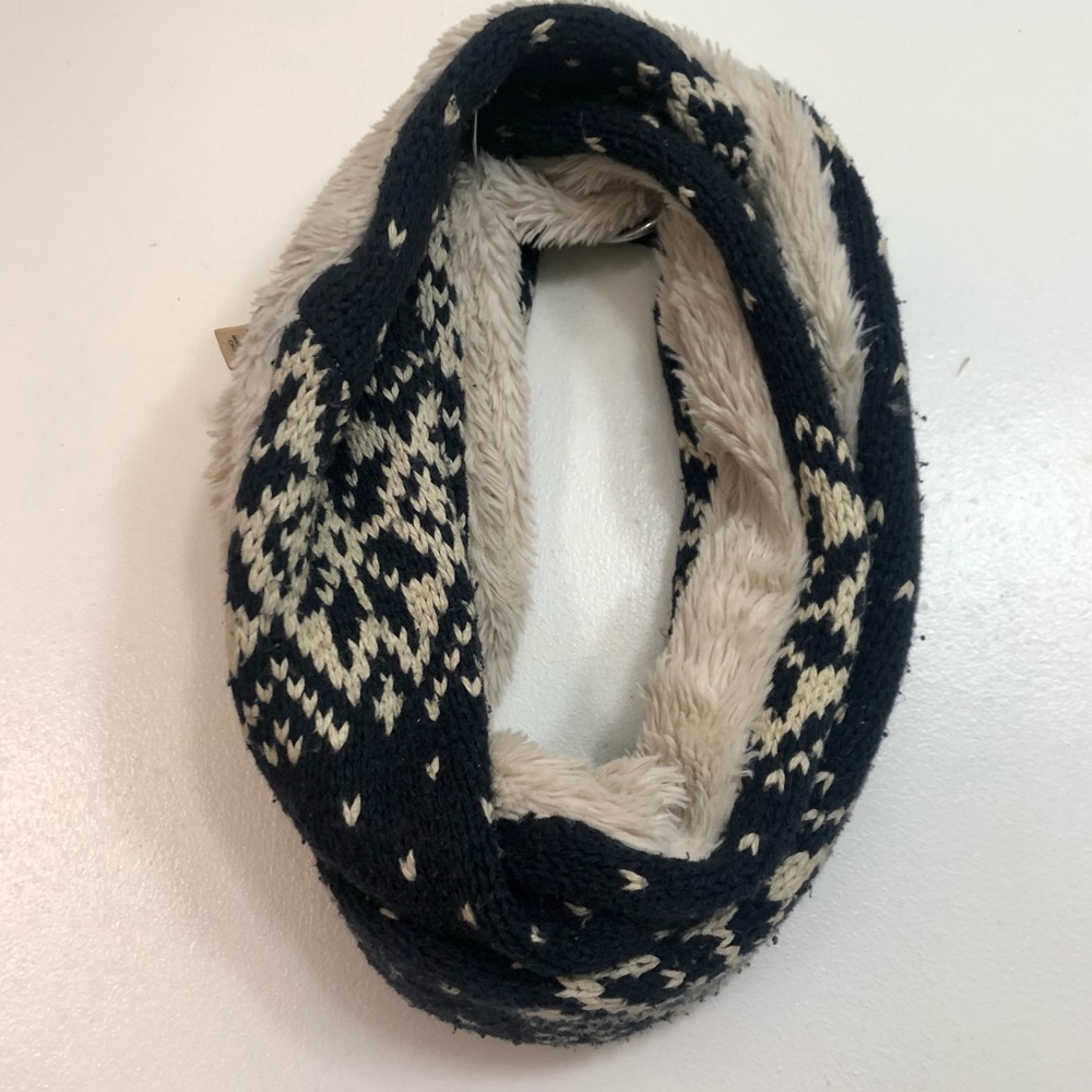 Abercrombie & Fitch Infinity scarf